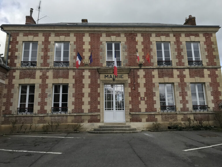 Portes et fenêtres d'une Mairie.