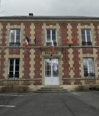 Portes et fenêtres d'une Mairie.