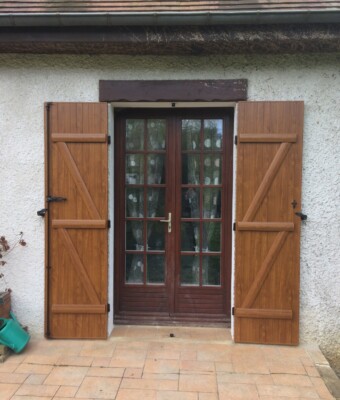 Volets battants ouvert laqué marron
