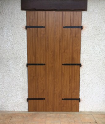 Volet battant de porte en bois laqué marron
